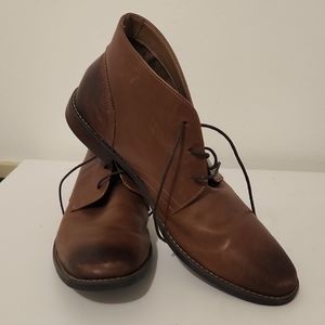 Mens boots size 10. Florsheim.